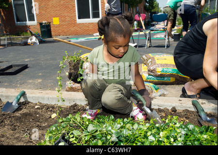 Students, family, friends and volunteers participate in a work day at a school in New York Stock Photo