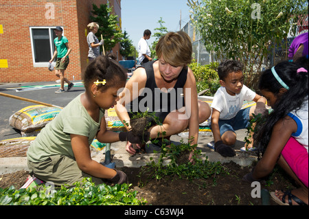 Students, family, friends and volunteers participate in a work day at a school in New York Stock Photo