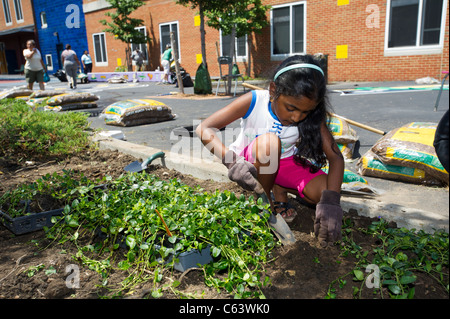 Students, family, friends and volunteers participate in a work day at a school in New York Stock Photo