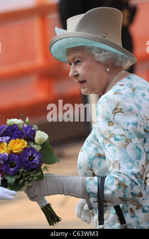 Queen Elizabeth II in attendance for Queen Elizabeth II Visits Ground Zero in Homage to Victims of 9/11, World Trade Center Site in Downtown Manhattan, New York, NY July 6, 2010. Photo By: Kristin Callahan/Everett Collection Stock Photo