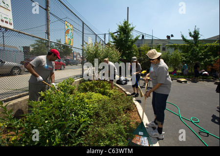 Students, family, friends and volunteers participate in a work day at a school in New York Stock Photo