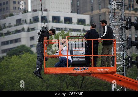 David Blaine  just hanging around for DAY ONE - David Blaine's The Upside Down Man Endurance Challenge, Wollman Rink in Central Stock Photo