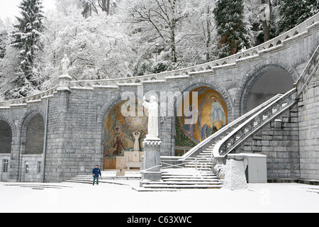 Lourdes in winter: Rosary Basilica, Sanctuary of Lourdes. Stock Photo