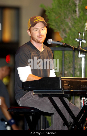 Scott Grimes on stage for The Grove’s Summer Concert Series, The Grove, Los Angeles, CA, August 17, 2005. Photo by: Michael Germana/Everett Collection Stock Photo