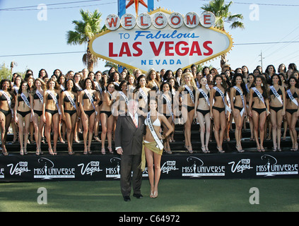 Mayor Oscar Goodman, Stefania Fernandez (Miss Universe 2009), Contestants at a public appearance for Miss Universe Contestants Welcome to Las Vegas Sign Photo Shoot, Las Vegas Boulevard South, Las Vegas, NV August 11, 2010. Photo By: James Atoa/Everett Collection Stock Photo