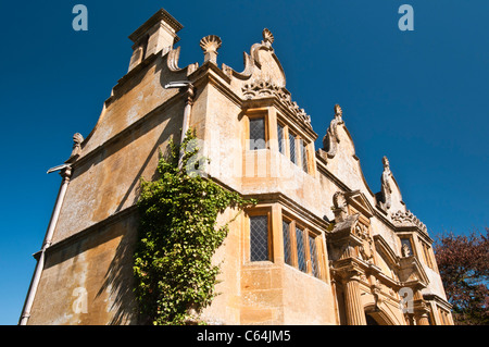 The Jacobean Gatehouse to Stanway Manor was built around 1630 in typical Cotswold honeyed-stone, Stanway, Cotswolds, Gloucestershire, England Stock Photo