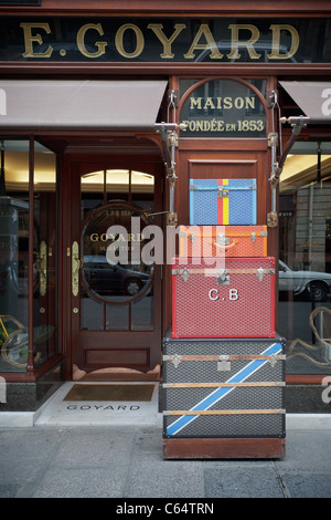 Queue of people outside Goyard luxury luggage retail shop in Mayfair London,  Goyard sell leather luggage, trunks, handbags and wallets Stock Photo -  Alamy