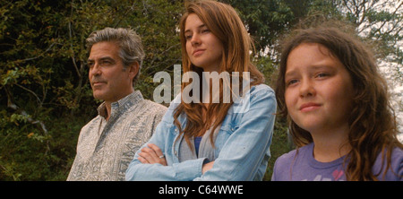 THE DESCENDANTS 2011 Ad Hominem Enterprises film with from l: George Clooney, Shailene Woodley and Amara Miller Stock Photo