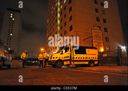 Prime Minister David Cameron (3rd left) visits a looted Lidl supermarket in  Salford Stock Photo - Alamy