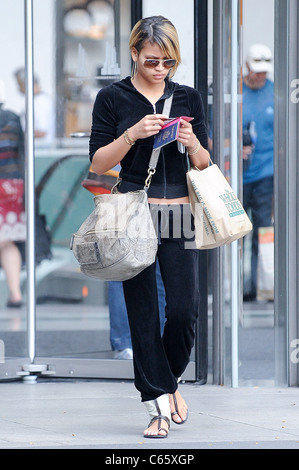 Cassie, walks in Midtown Manhattan out and about for CELEBRITY CANDIDS