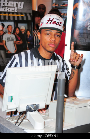 Bow Wow at in-store appearance for Bow Wow Dons Foot Locker Uniform for Fan Meet and Greet, Foot Locker, New York, NY August 16, 2010. Photo By: Gregorio T. Binuya/Everett Collection Stock Photo