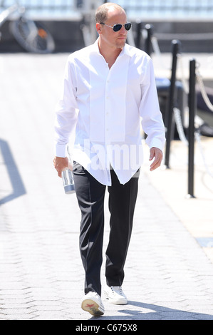 Woody Harrelson, walks to the 'Friends With Benefits' movie set in Battery Park City out and about for CELEBRITY CANDIDS - TUESDAY, , New York, NY July 27, 2010. Photo By: Ray Tamarra/Everett Collection Stock Photo