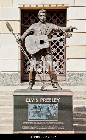 Elvis Presley statue by Eric Kaposta, Municipal Memorial Auditorium and Stage of Stars Museum, Shreveport, Louisiana, USA Stock Photo