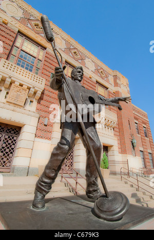 Elvis Presley statue by Eric Kaposta, Municipal Memorial Auditorium and Stage of Stars Museum, Shreveport, Louisiana, USA Stock Photo