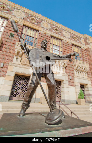 Elvis Presley statue by Eric Kaposta, Municipal Memorial Auditorium and Stage of Stars Museum, Shreveport, Louisiana, USA Stock Photo