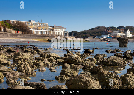 Freshwater Bay IOW Isle of Wight Albion Hotel low tide rock rockpools Stock Photo