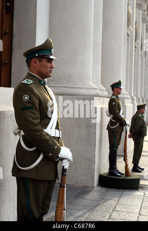 Guards outside the entrance to the Palicio de la Moneda Stock Photo - Alamy