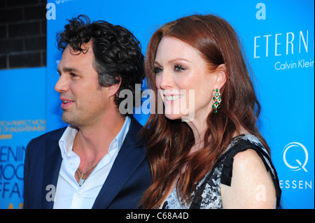 Mark Ruffalo, Julianne Moore at arrivals for THE KIDS ARE ALL RIGHT Premiere, Landmark Sunshine Cinema, New York, NY June 30, 2010. Photo By: Gregorio T. Binuya/Everett Collection Stock Photo