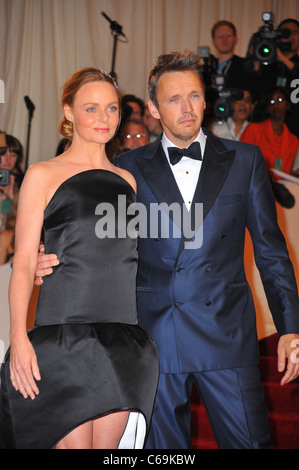 Stella McCartney, Alasdhair Willis at arrivals for Alexander McQueen: Savage Beauty Opening Night Gala - Part 1, Metropolitan Museum of Art Costume Institute, New York, NY May 2, 2011. Photo By: Gregorio T. Binuya/Everett Collection Stock Photo