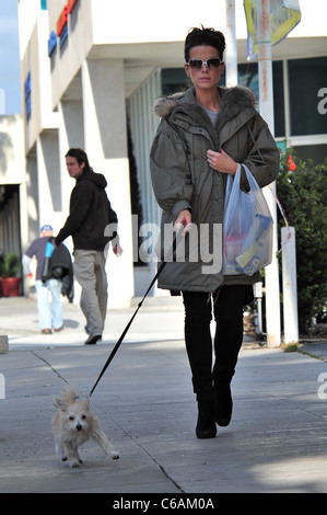 Kate Beckinsale and her husband Len Wiseman shop in Santa Monica with their daughter Lily and pet dog Los Angeles, California - Stock Photo