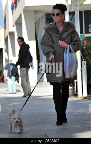 Kate Beckinsale and her husband Len Wiseman shop in Santa Monica with their daughter Lily and pet dog Los Angeles, California - Stock Photo