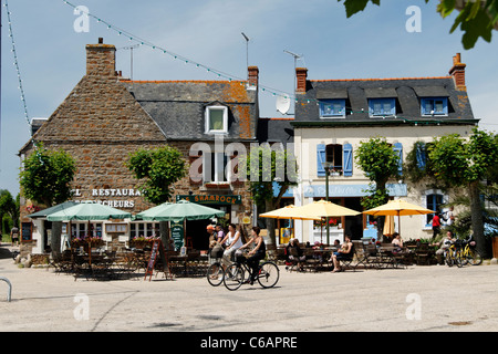 Cycling tourists, visiting the island of Brehat, 'Le Bourg' (Côtes d'Armor, Brittany, France). Stock Photo