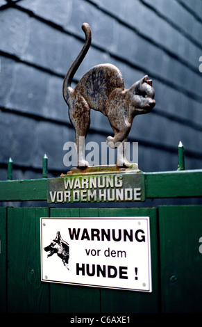 Beware of the Dog sign on the doorway to a residential home in Oberursel near Frankfurt am Main in German Hessia. Stock Photo