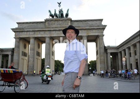 Controversial 'Bodyworlds' anatomist Gunther von Hagens posing in front of the Brandenburg Gate (Brandenburger Tor). Berlin, Stock Photo