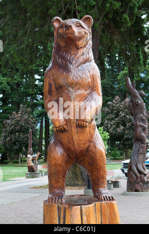 Grizzly Bear Chainsaw Wood Carving in Hope Canada Stock Photo