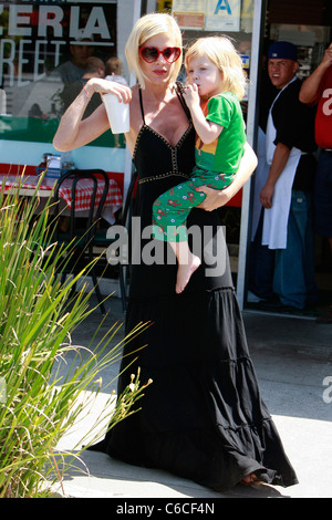 Tori Spelling has lunch with her son Liam McDermott in Encino Los Angeles, California - 08.07.10 BJJ Stock Photo