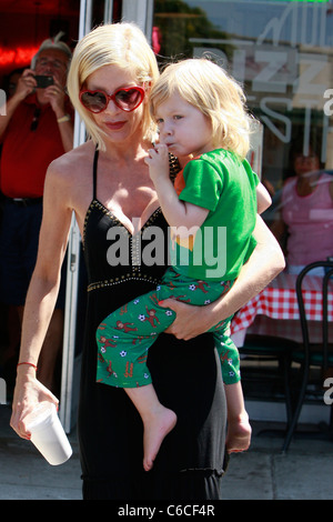 Tori Spelling has lunch with her son Liam McDermott in Encino Los Angeles, California - 08.07.10 BJJ Stock Photo