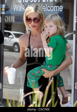 Tori Spelling has lunch with her son Liam McDermott in Encino Los Angeles, California - 08.07.10 BJJ Stock Photo