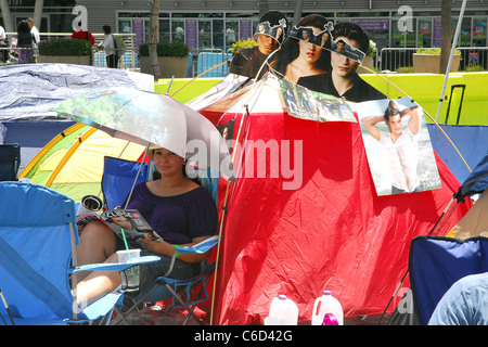 TWILIGHT FANS START CAMPING FOR LOS ANGELES PREMIERE Die-hard TWILIGHT fans have turned the Nokia Plaza L.A. Live in Los Stock Photo