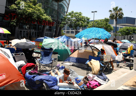 TWILIGHT FANS START CAMPING FOR LOS ANGELES PREMIERE Die-hard TWILIGHT fans have turned the Nokia Plaza L.A. Live in Los Stock Photo