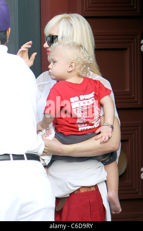 Singer Gwen Stefani and her son Zuma leaving memorial day party at a private residence in Mailbu on the Pacific Coast highway Stock Photo