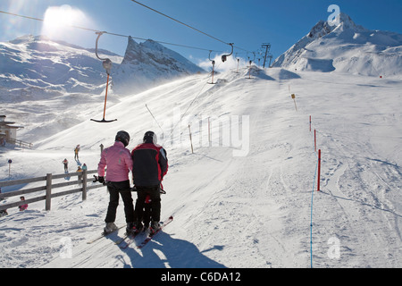 Skifahrer lassen sich mit dem Schlepplift auf den Berg ziehen, Skier at the skilift Stock Photo