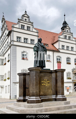 Denkmal für Philipp Melanchthon auf dem Marktplatz von Wittenberg; memorial of Philipp Melanchthon  in Wittenberg Stock Photo