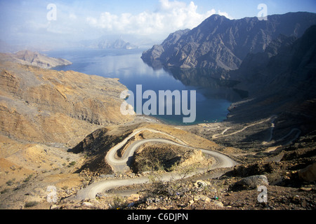 Blick vom Hajar-Gebirge auf die Bergstrasse und Fjord, Exklave Musandam. View from Hajar mountains to the fjord, Musandam