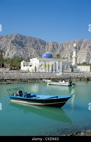 Blick auf Fischerboote im Hafen vom Khasab, View to the harbor, fishing boats, mosque and the Hajar mountains, Khasab Stock Photo