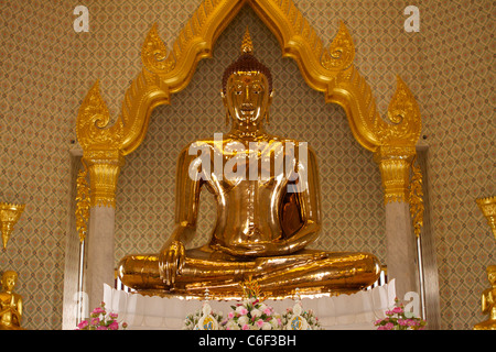 Sukhothai Traimit Golden Buddha - seated - the largest golden Buddha in the world in Charoen Krung Road in Bangkok Stock Photo