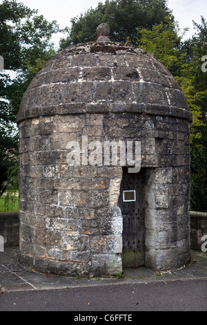 The Old Village Lock Up Shrewton Stock Photo