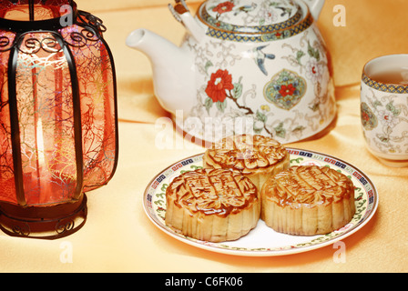 Chinese moon cake and tea for Chinese Mid-autumn festival Stock Photo