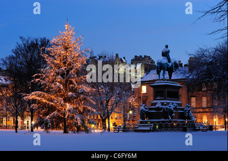 Christmas tree and Albert memorial in Charlotte Square with Castle in background, Edinburgh, Scotland Stock Photo