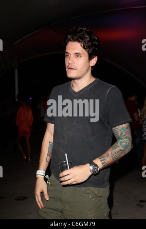 John Mayer holding a drink at the 2010 Coachella Valley Music and Arts Festival - Day 1 Indio, California - 16.04.10 Stock Photo