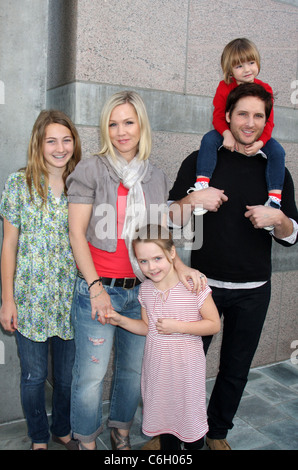 Jennie Garth, Peter Facinelli, and daughters Luca Bella, Lola Ray, and Fiona Eve Facinelli Milk and Bookies first annual story Stock Photo