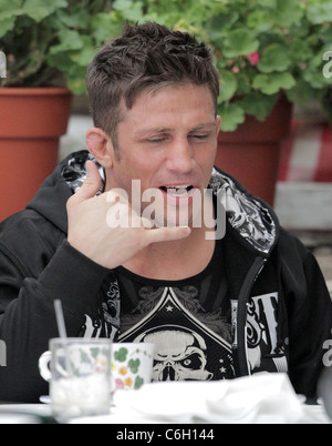 Alex Reid having lunch with his wife Katie Price and friends at the Ivy restaurant on Robertson Blvd. Los Angeles, California, Stock Photo