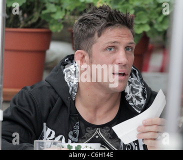 Alex Reid having lunch with his wife Katie Price and friends at the Ivy restaurant on Robertson Blvd. Los Angeles, California, Stock Photo