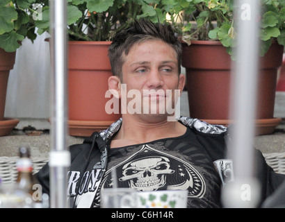 Alex Reid having lunch with his wife Katie Price and friends at the Ivy restaurant on Robertson Blvd. Los Angeles, California, Stock Photo