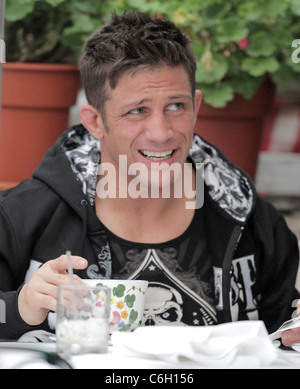 Alex Reid having lunch with his wife Katie Price and friends at the Ivy restaurant on Robertson Blvd. Los Angeles, California, Stock Photo