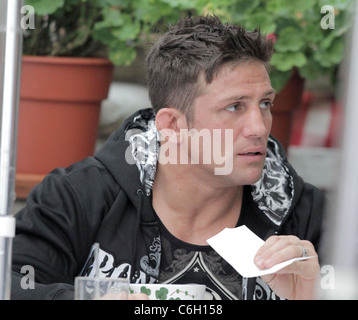 Alex Reid having lunch with his wife Katie Price and friends at the Ivy restaurant on Robertson Blvd. Los Angeles, California, Stock Photo